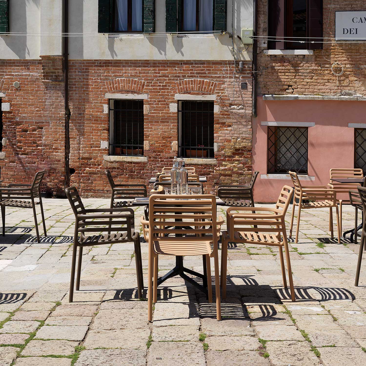 DOGA Armchair - Chaise d'extérieur design empilable avec accoudoirs