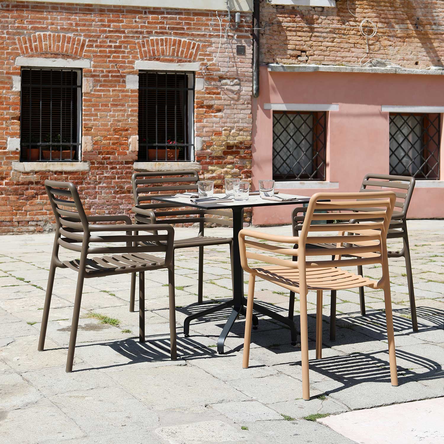 DOGA Armchair - Chaise d'extérieur design empilable avec accoudoirs