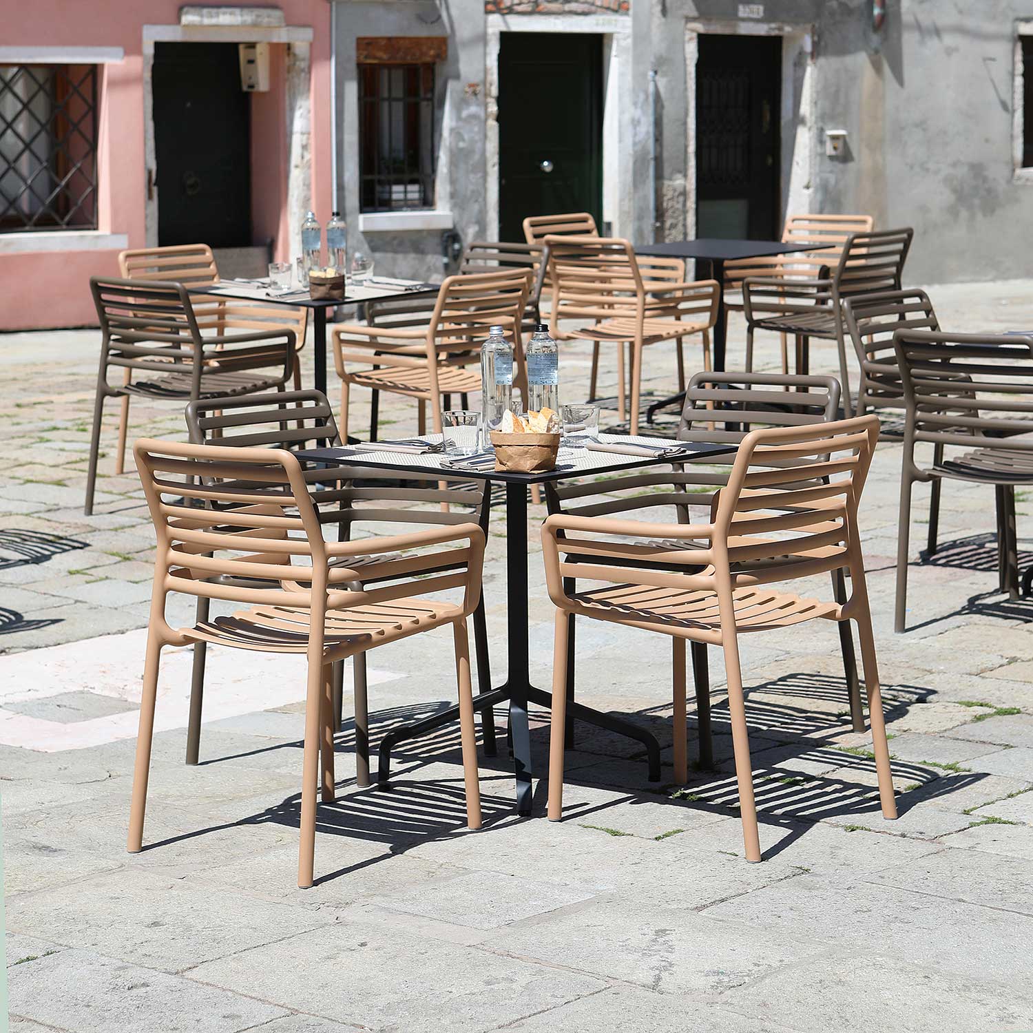 DOGA Armchair - Chaise d'extérieur design empilable avec accoudoirs