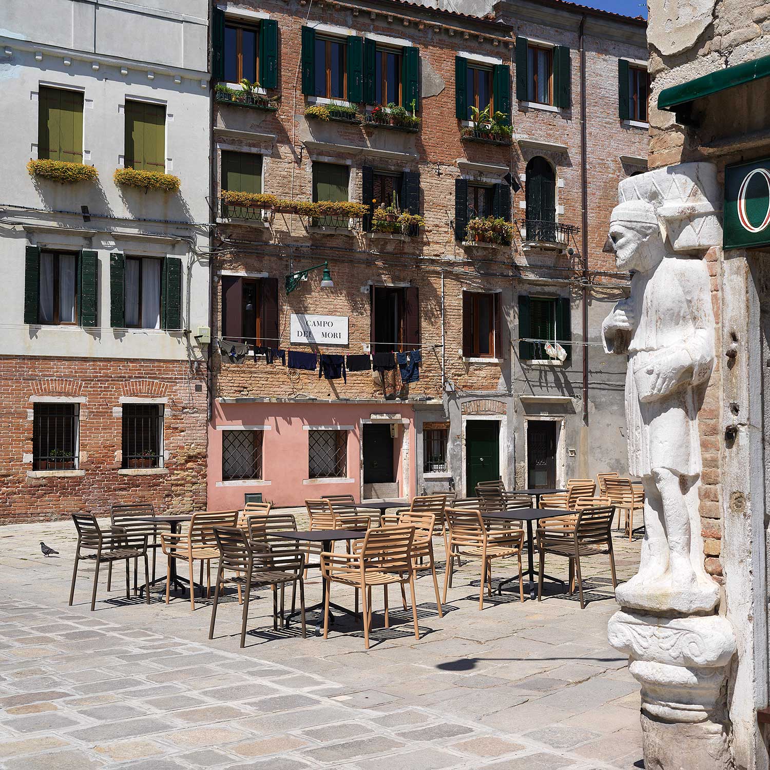 DOGA Armchair - Chaise d'extérieur design empilable avec accoudoirs