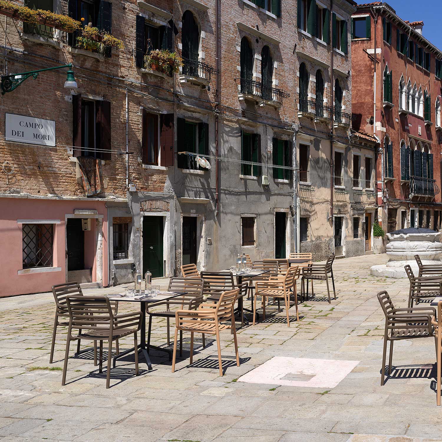 DOGA Armchair - Chaise d'extérieur design empilable avec accoudoirs