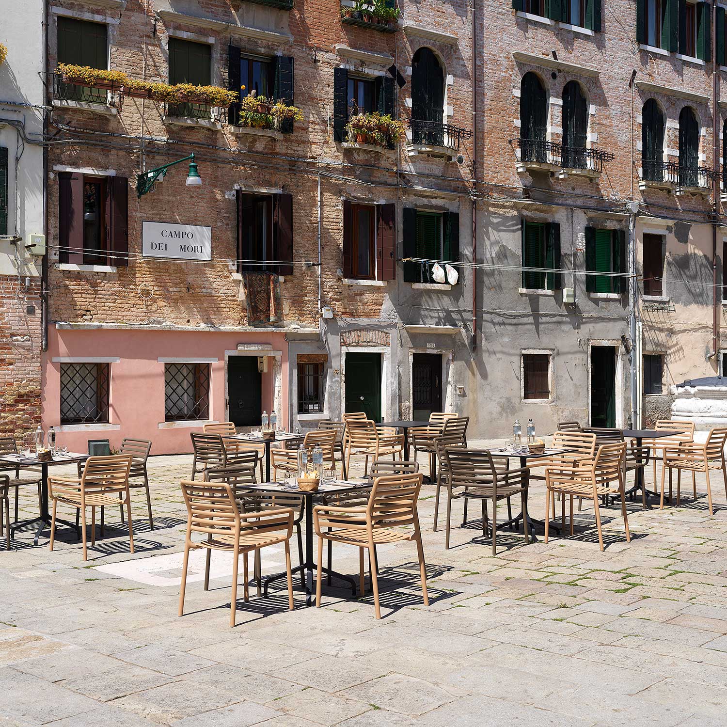 DOGA Armchair - Chaise d'extérieur design empilable avec accoudoirs