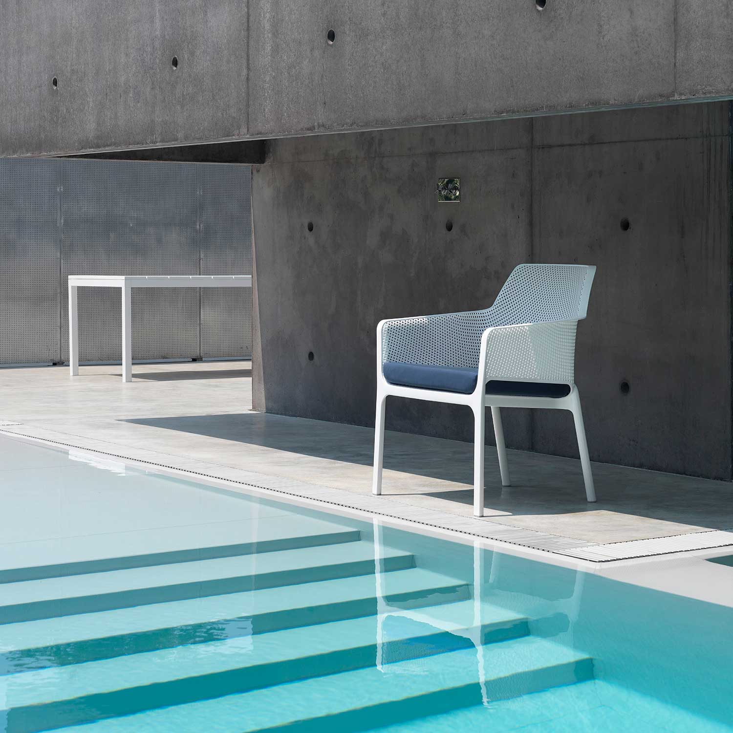 NET Relax - Designer outdoor chair with armrests