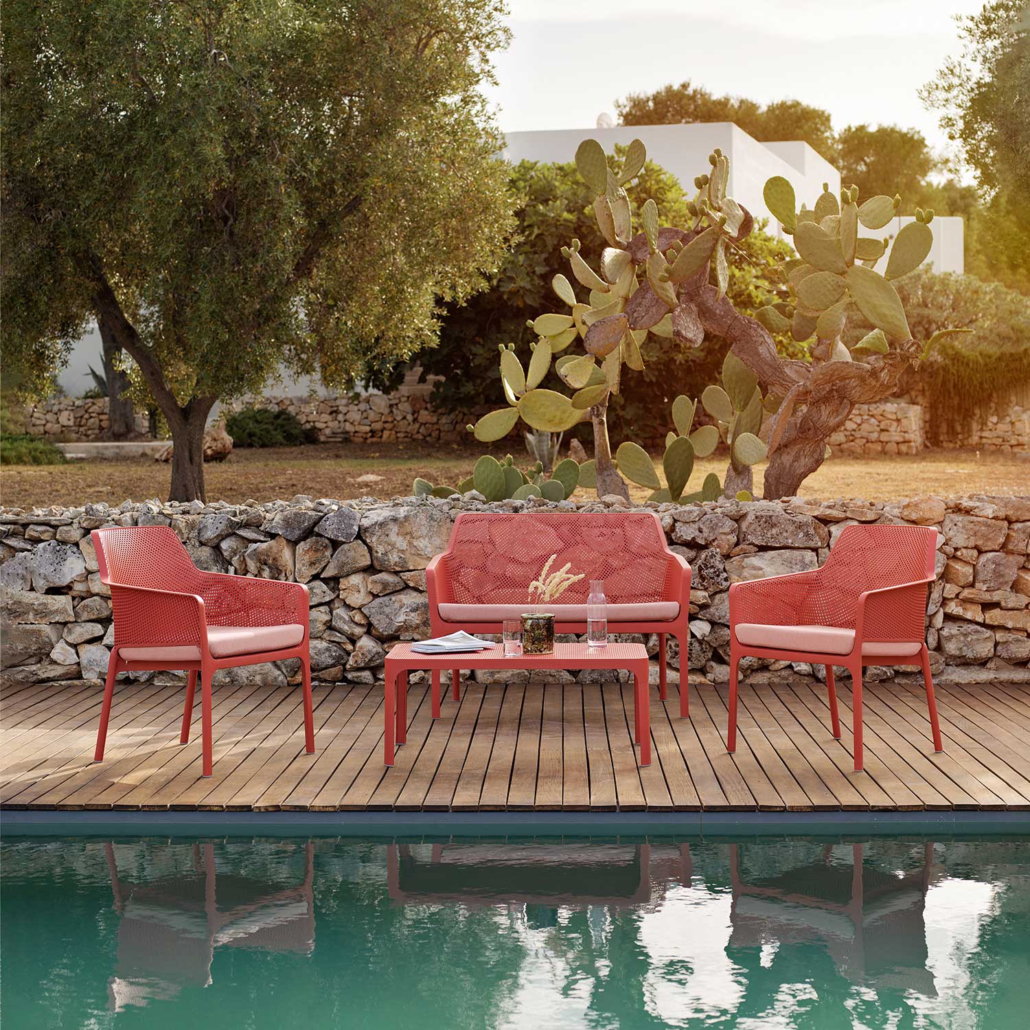 NET Relax - Designer outdoor chair with armrests