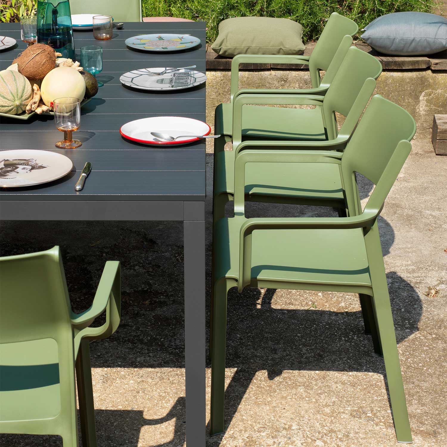 TRILL Armchair - Designer outdoor chair with stackable armrests