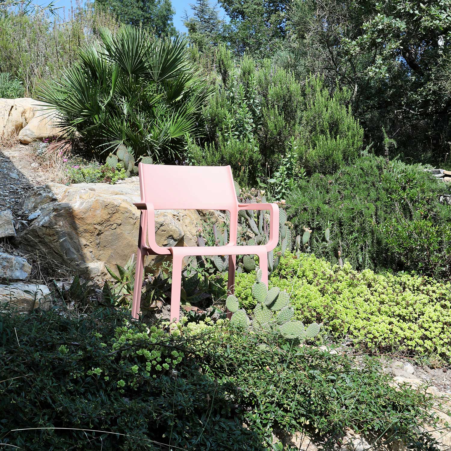 TRILL Armchair - Designer outdoor chair with stackable armrests