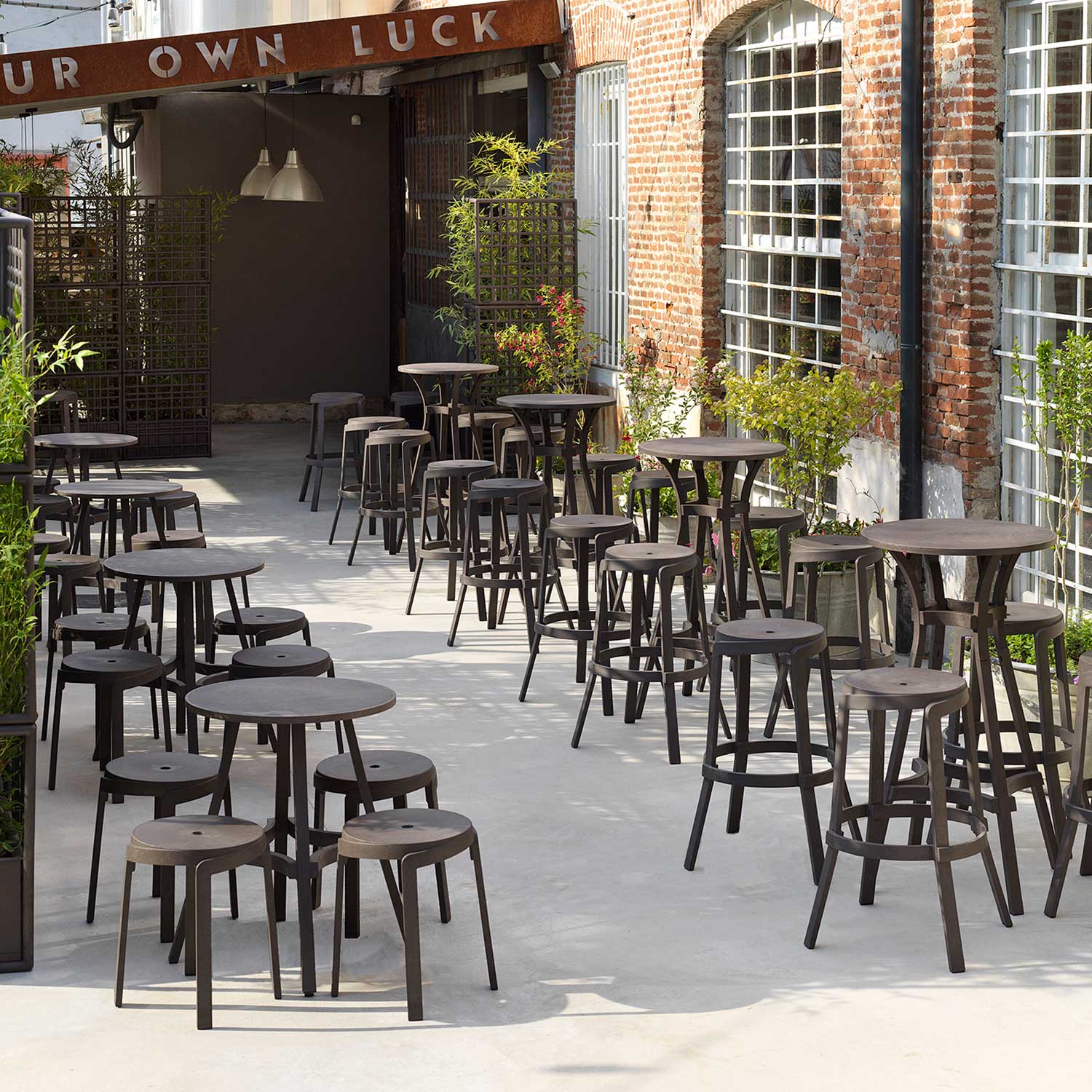 STACK Maxi - Tabouret d'extérieur design empilable sans dossier