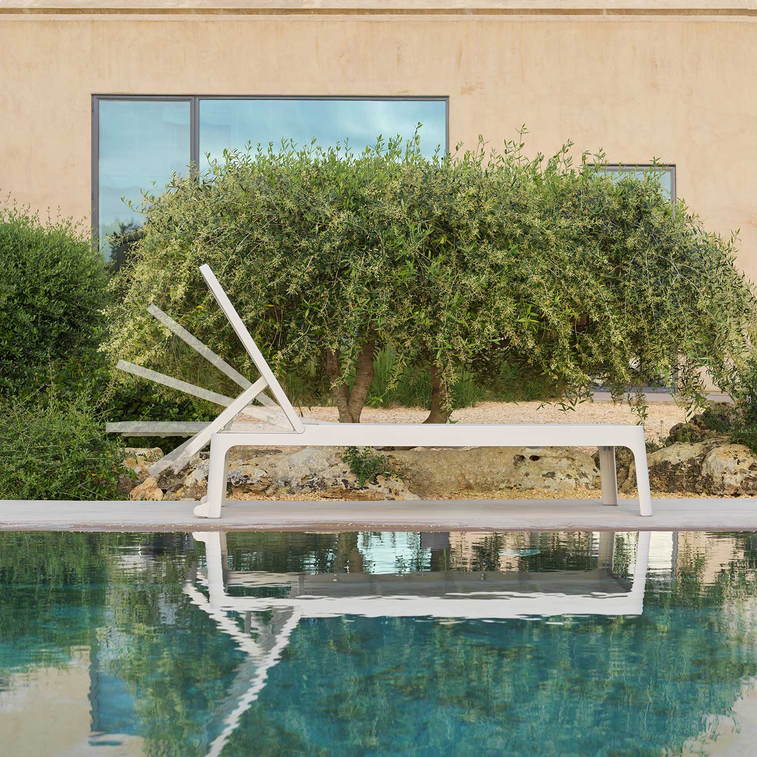 PLANO - Transat d'extérieur design résistant et empilable