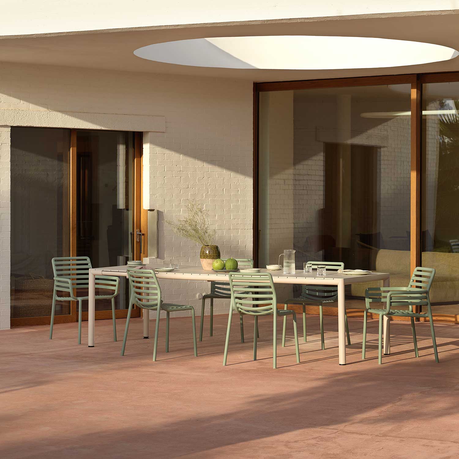 DOGA Armchair - Chaise d'extérieur design empilable avec accoudoirs