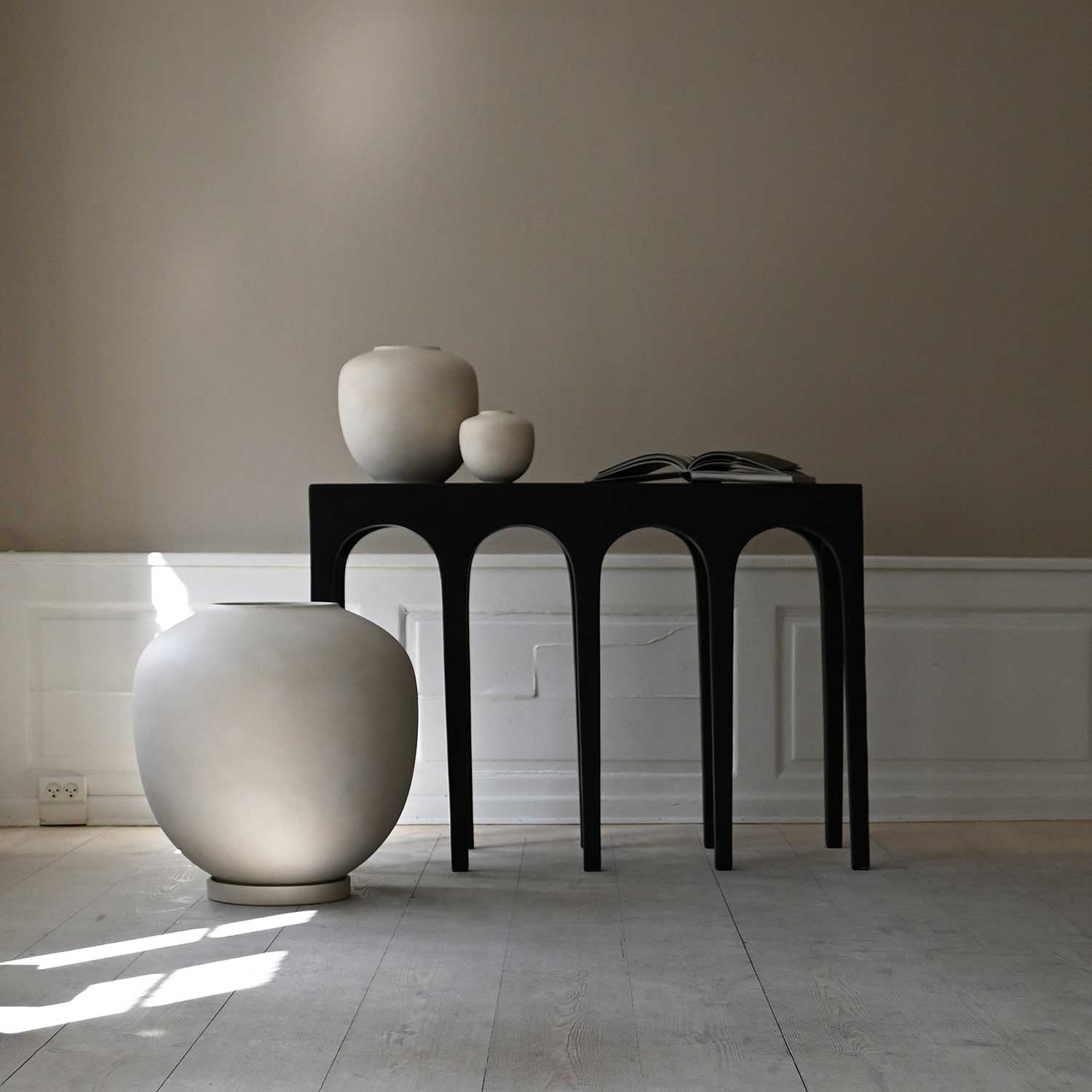 SUNAO - Vase exterieur design en béton fibré