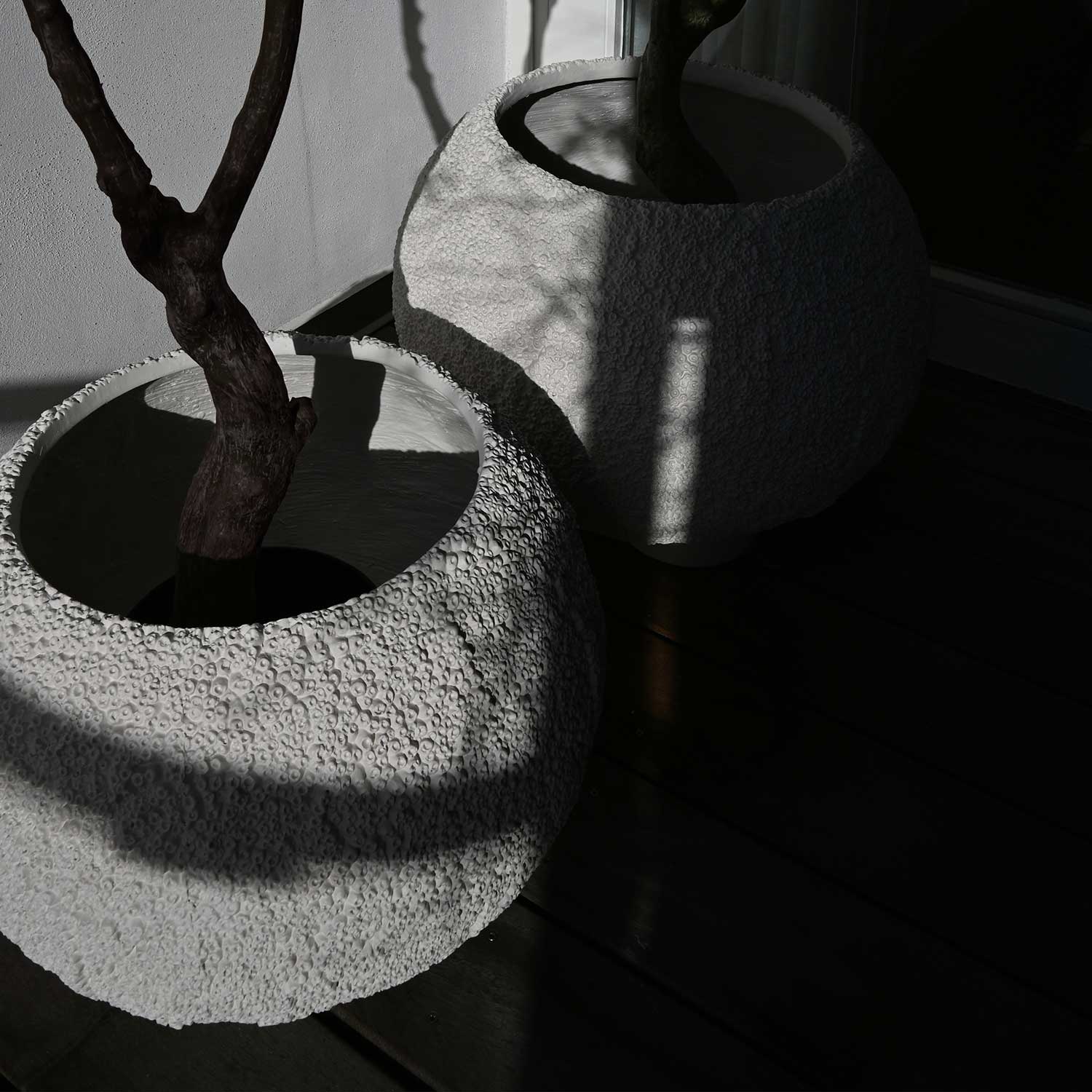 URCHIN - Grand pot de fleur design d'extérieur en béton fibré