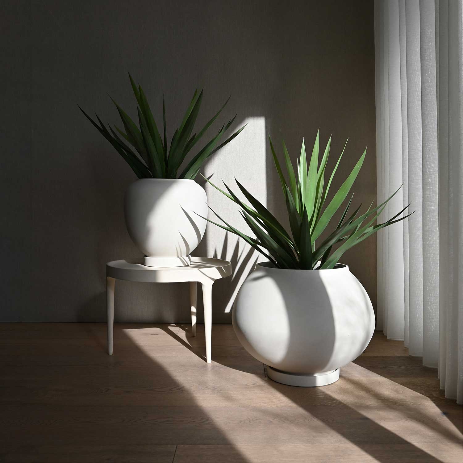 SUNAO - Grand pot de fleur extérieur design en béton fibré