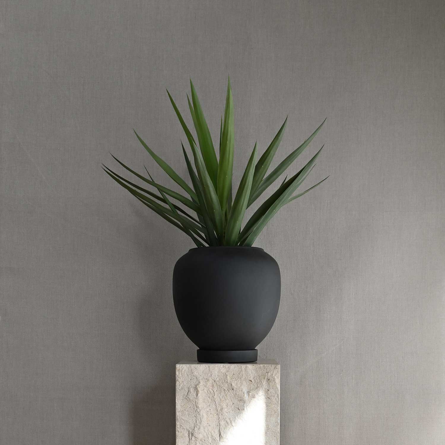 SUNAO - Grand pot de fleur extérieur design en béton fibré