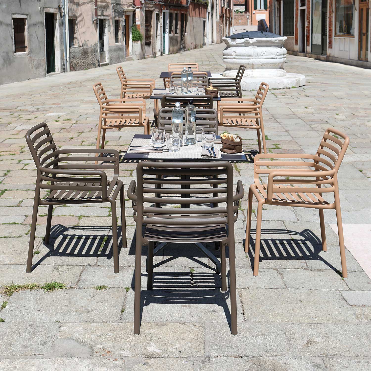 DOGA Armchair - Chaise d'extérieur design empilable avec accoudoirs