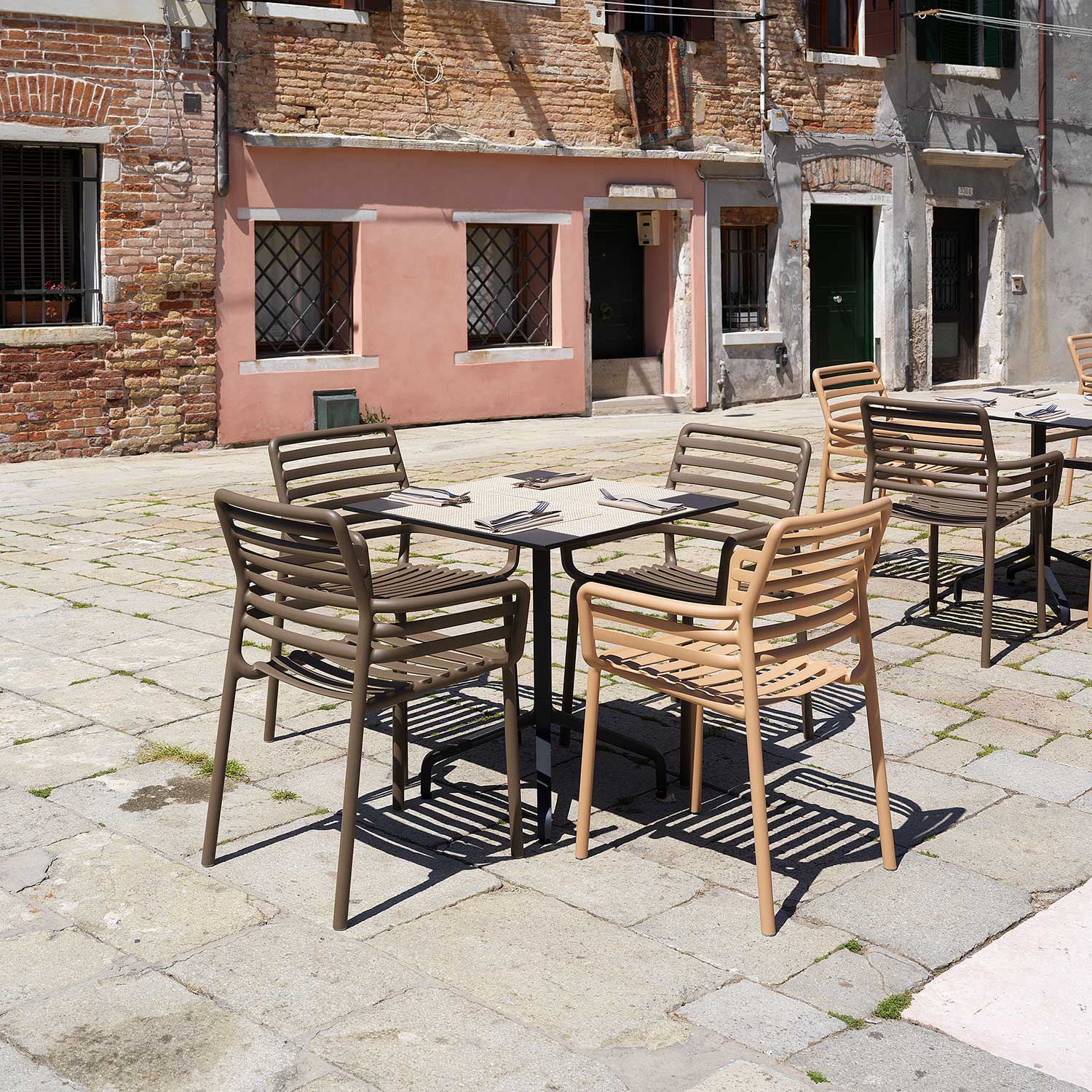 DOGA Armchair - Chaise d'extérieur design empilable avec accoudoirs