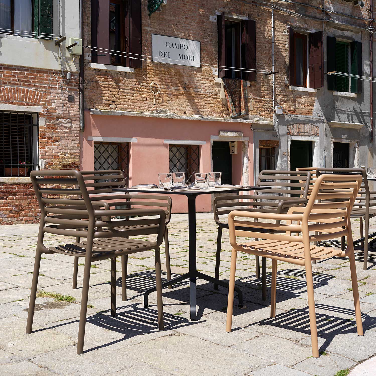 DOGA Armchair - Chaise d'extérieur design empilable avec accoudoirs