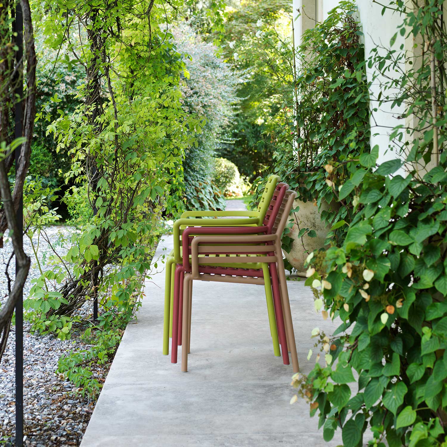 DOGA Armchair - Chaise d'extérieur design empilable avec accoudoirs