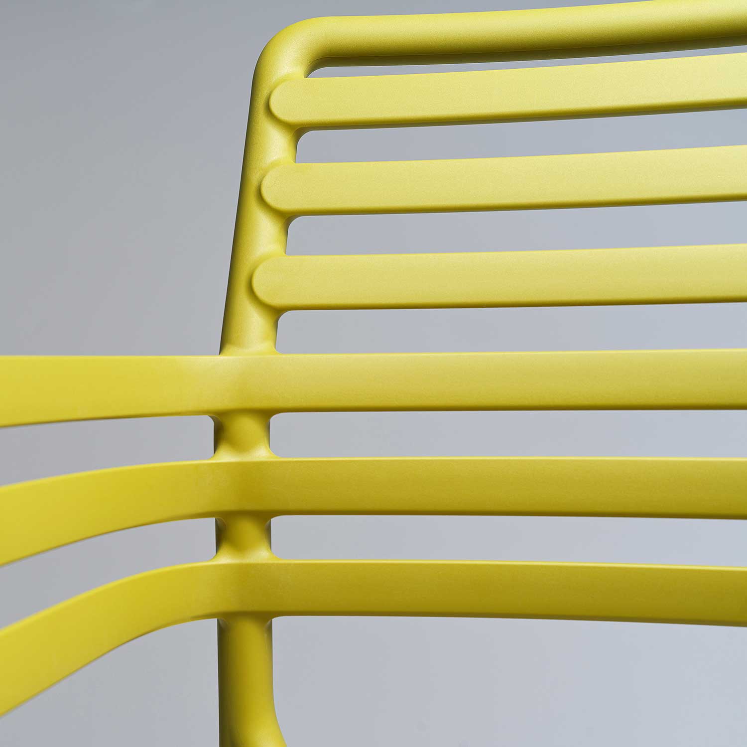 DOGA Armchair - Chaise d'extérieur design empilable avec accoudoirs