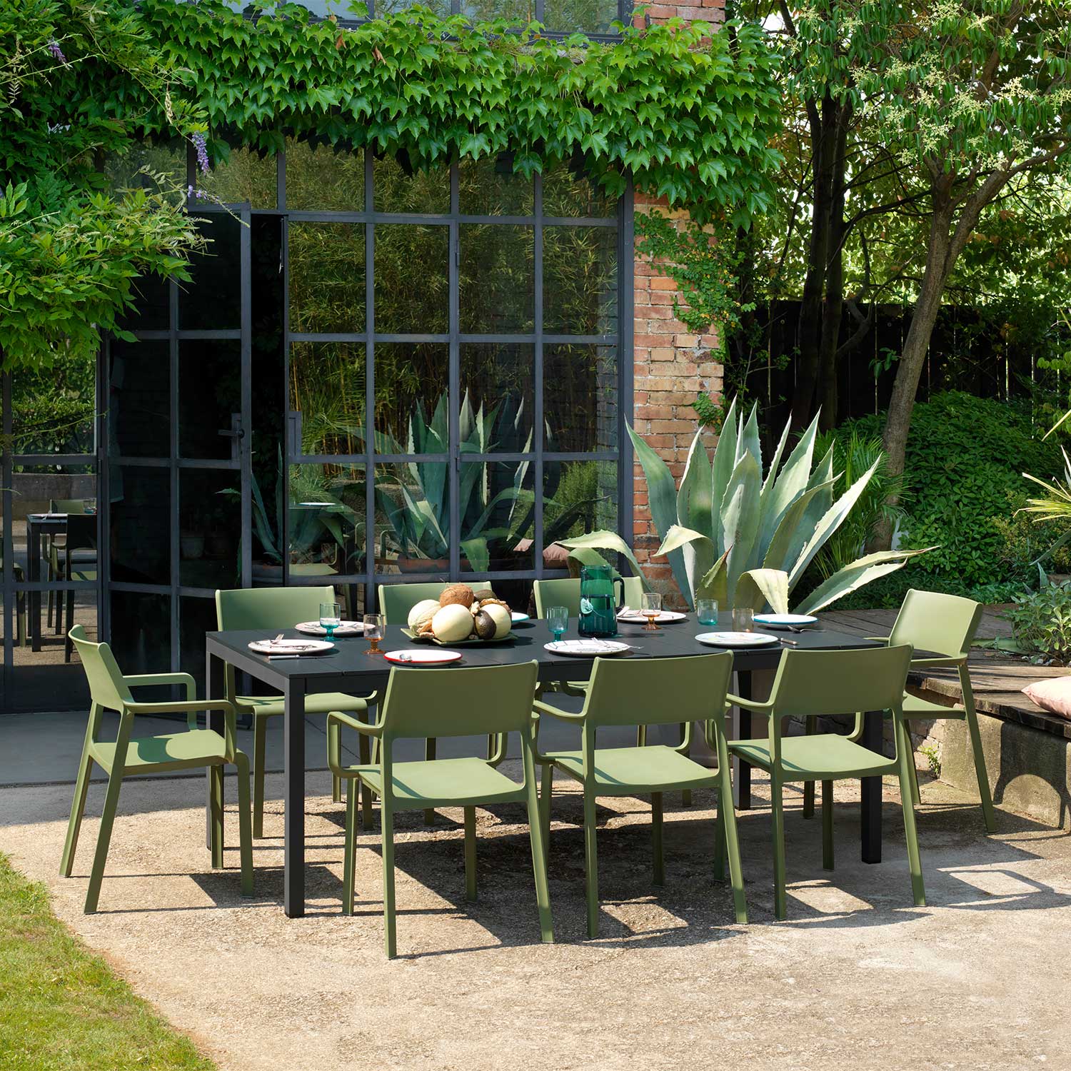 TRILL Armchair - Designer outdoor chair with stackable armrests