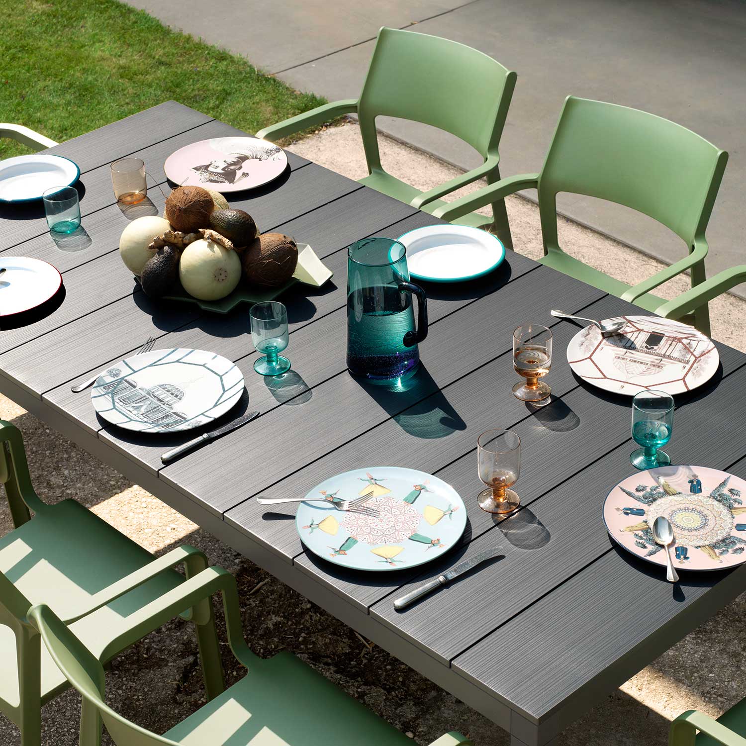 TRILL Armchair - Designer outdoor chair with stackable armrests