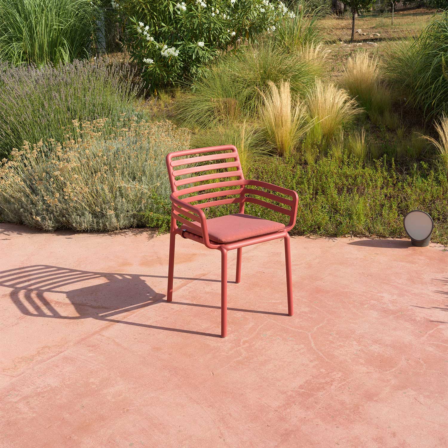 DOGA Armchair - Chaise d'extérieur design empilable avec accoudoirs