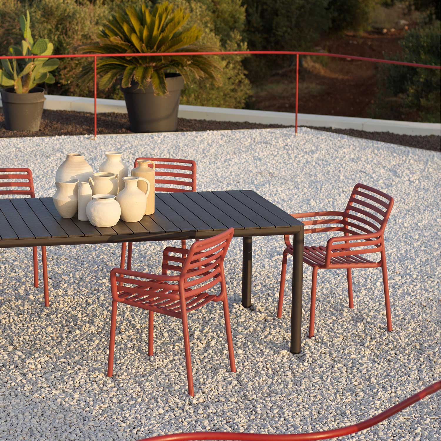 DOGA Armchair - Chaise d'extérieur design empilable avec accoudoirs