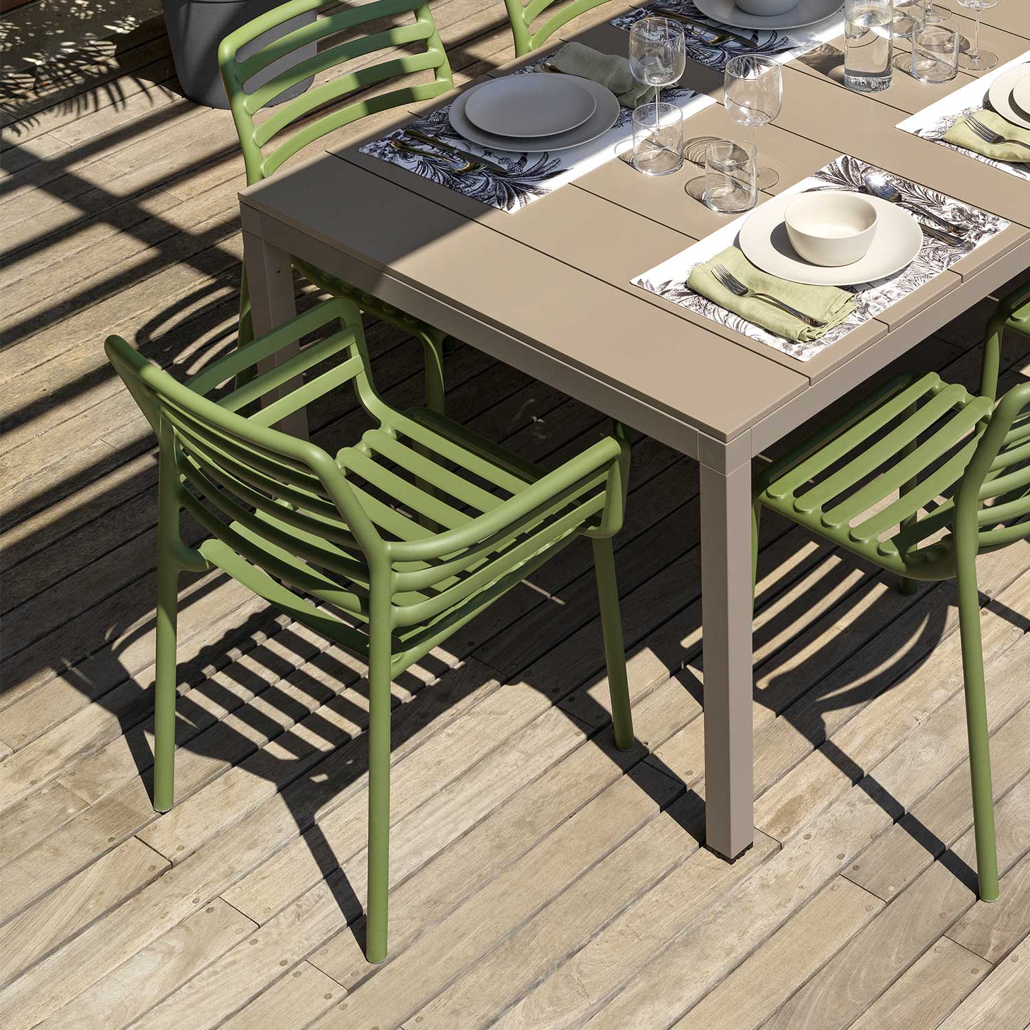 DOGA Armchair - Chaise d'extérieur design empilable avec accoudoirs