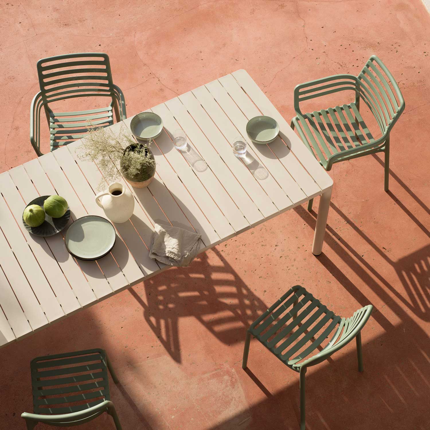 DOGA Armchair - Chaise d'extérieur design empilable avec accoudoirs