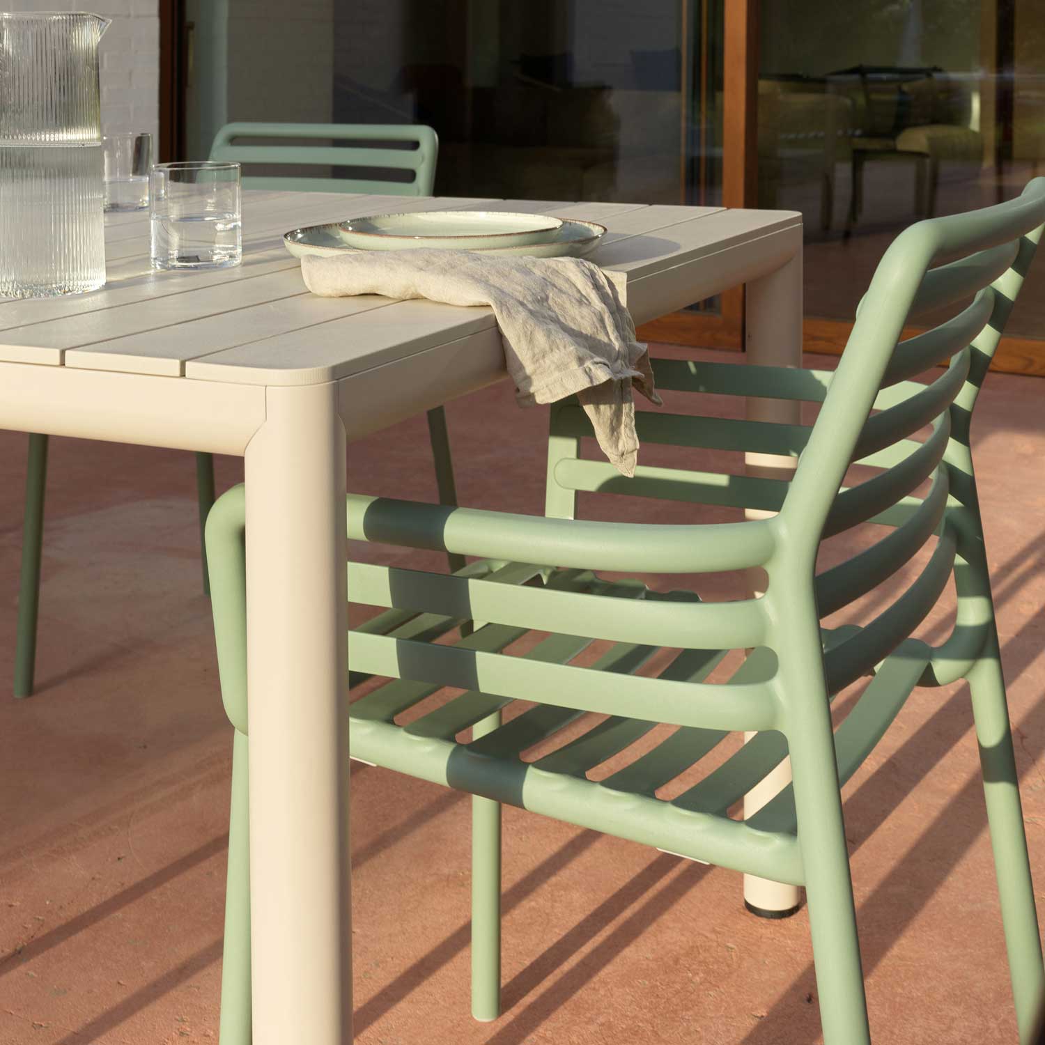 DOGA Armchair - Chaise d'extérieur design empilable avec accoudoirs